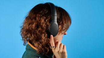 Ein schwarzes Belkin SoundForm Adapt kabelloses Headset mit flexiblem Mikrofon