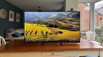 Телевизор Sony Bravia 7 с диагональю 55 дюймов и разрешением 4K, на экране террасированные поля, установлен на деревянном обеденном столе