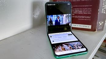 Un video de YouTube reproduciéndose en un smartphone Motorola razr en modo flex