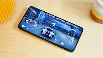 Nærbilleder af Xiaomi Poco X7 Ultra-smartphonen til anmeldelse