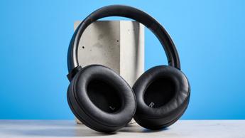 Schwarze Mixx StreamQ C4 Kopfhörer mit weichen Ohrpolstern und Bedienelementen vor blauem Hintergrund