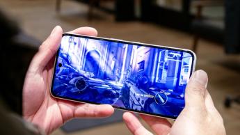 Pessoa jogando um jogo de tiro em primeira pessoa no smartphone Nothing Phone 3a Pro