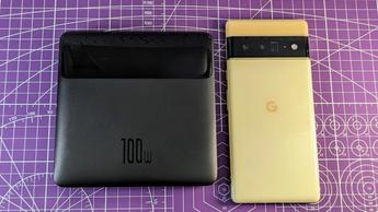 Batería externa portátil Baseus Blade Pro de 20.000 mAh y 100W sobre fondo blanco