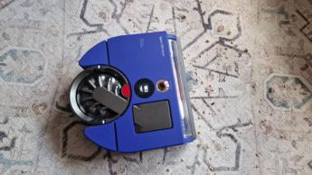 Aspiradora robot Dyson 360 Vis Nav sobre una alfombra