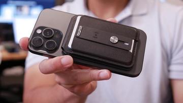 En person holder ESR MagSafe-pungen med Find My-kompatibilitet