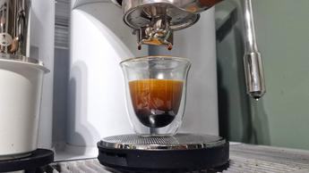 Macchina da caffè espresso Meraki su un piano da cucina