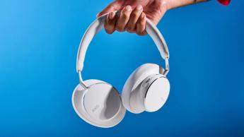 Die AKG N9 Hybrid-Kopfhörer vor blauem Hintergrund