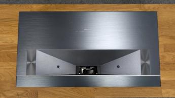 Короткофокусный проектор Hisense PX3 на деревянном столе, вид сверху