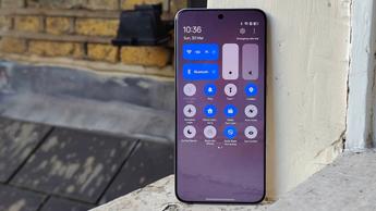 Oppo Reno 13 Pro-smartphone med elegant design