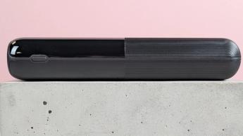 VRURC 20.000 mAh 20W bærbar powerbank vist på en piedestal med lyserød baggrund