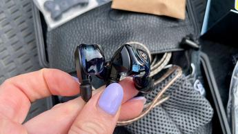 Campfire Audio Clara in-ear hovedtelefoner holdt i hånden eller båret af en kvinde