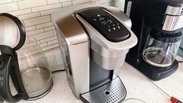 Cafeteira Keurig K-Elite sobre a bancada da cozinha