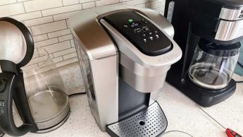 Cafeteira Keurig K-Elite sobre a bancada da cozinha