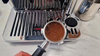 Máquina de espresso De'Longhi La Specialista Touch sobre uma bancada de cozinha