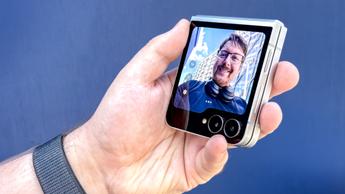Primer plano de la pantalla externa del Samsung Galaxy Z Fold 7 FE
