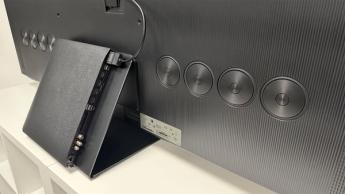 Вид сзади телевизора Samsung S95F OLED с блоком OneConnect и видимыми HDMI-подключениями