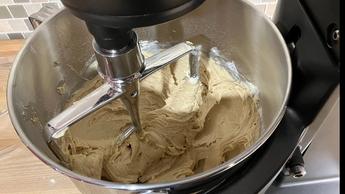 Batidora inteligente GE Profile mezclando masa fresca para galletas