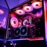En kraftfuld gaming-PC med speciallavet vandkøling og rød RGB-belysning