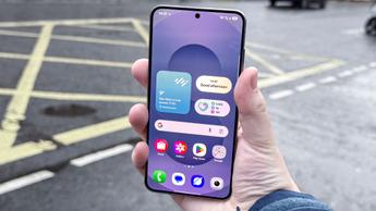 Persona sosteniendo el smartphone Samsung Galaxy S25, mostrando su pantalla vibrante