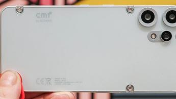 Lysegrøn CMF Phone 2 Pro set bagfra med synlige skruer og dobbelte kameraer