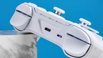 PlayStation 5用のホワイトカラーのTurtle Beach Victrix Pro BFG Reloaded ワイヤレスコントローラー