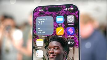 Apple 아이폰 17 이어피스 클로즈업
