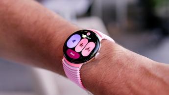 Nahaufnahme des Designs der Google Pixel Watch 4 Smartwatch