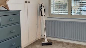Aspiradora inalámbrica tipo escoba Tineco Pure One A50S en un hogar