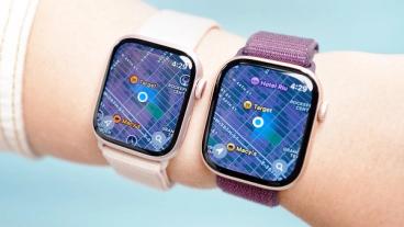 손목에 착용한 42mm와 46mm 모델의 Apple Watch Series 10에서 Apple 지도 길찾기가 표시됩니다.