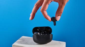 白い表面に置かれたFinal VR3000ワイヤレスゲーミングイヤホン