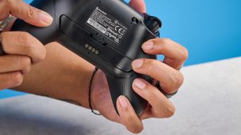 En GameSir Super Nova trådløs gaming-controller med ergonomisk design i blå farvegradient