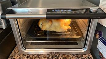 Horno freidora de aire de cerámica Cosori de 26 cuartos en un entorno de cocina