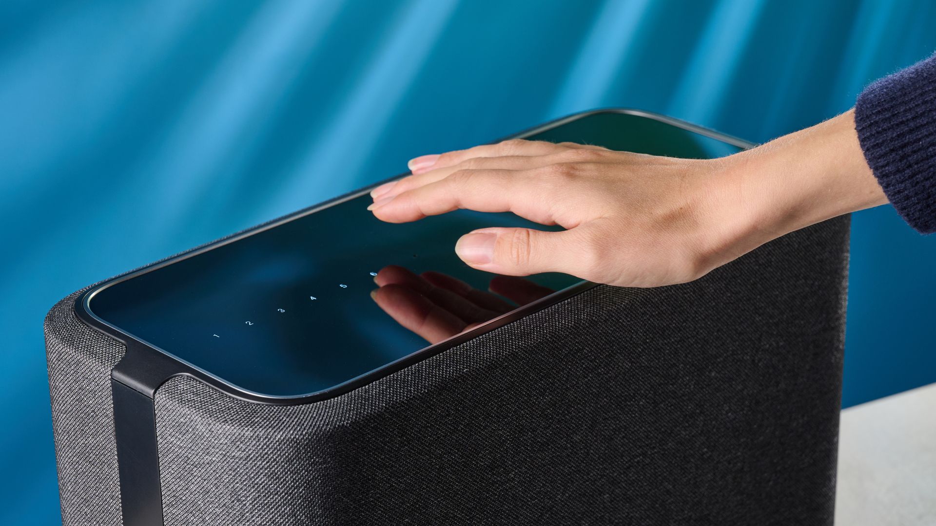 Ein Denon Home 350 kabelloser Smart-Lautsprecher auf einem Tisch