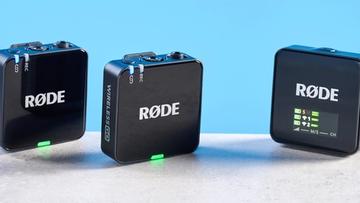 Das Rode Wireless GO Gen 3 Mikrofon-Set mit einem Empfänger und zwei Sendern, präsentiert auf blauem Hintergrund mit Zubehör wie Fellwindschutz, Ladeanschlüssen und Kabeln