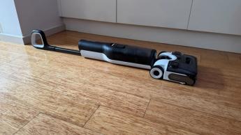 Aspiradora inalámbrica Roborock F25 Ace colocada horizontalmente sobre el piso