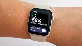 Smartwatch Apple Watch SE 2022 en la muñeca