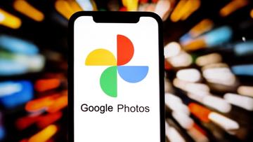 En smartphone som visar Google Fotos appikon