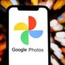 Um smartphone a exibir o logótipo da aplicação Google Fotos no ecrã