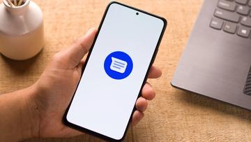 En smartphone som visar Google Meddelanden-appens logotyp på skärmen