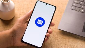 En smartphone som visar Google Meddelanden-appens logotyp på skärmen