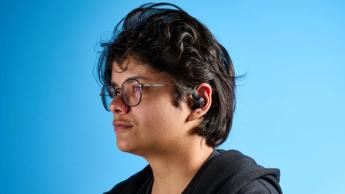 Jlab Epic Open Sport Open-Ear-Ohrhörer in Schwarz vor blauem Hintergrund