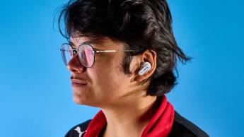 Weiße AKG N5 Hybrid-Ohrhörer von Harman in ihrem Ladecase mit Zubehör