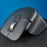 Logitech MX Master 3S trådlös mus på en svart skiva med blå bakgrund