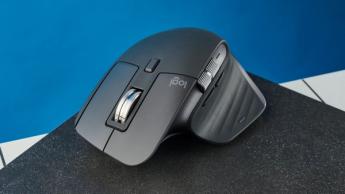 Logitech MX Master 3S trådlös mus på en svart skiva med blå bakgrund