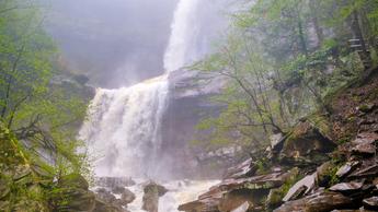 Ein malerischer Blick auf die herabstürzenden Kaaterskill Falls in den Catskill Mountains