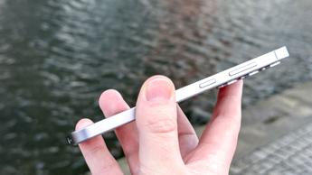 Smartphone Samsung Galaxy S25 con diseño de marco de titanio