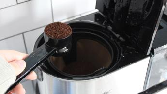 Cafeteira Braun MultiServe Plus com opção de preparo cold brew na bancada da cozinha