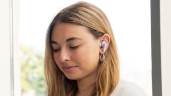 En ung kvinde med JLab GO Pods trådløse øretelefoner arbejder