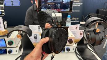 Dan Clark Audio Noire XO-hovedtelefoner holdt i en mands hånd på High End Munich 2025