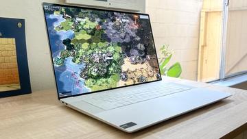 Dell XPS 16-bärbar dator, recensionsexemplar, placerad på skrivbord